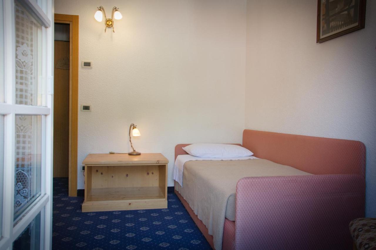 Hotel Garnì Nès Crépes Pozza di Fassa Exterior foto