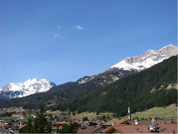 Hotel Garnì Nès Crépes Pozza di Fassa Exterior foto